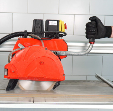 Vom Fliesenschneider bis zur Steinschneidemaschine: womit und wie Granit sägen