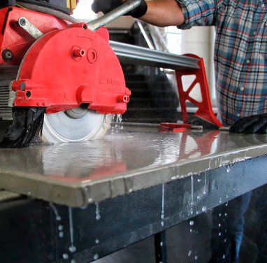 Wie wählt man einen elektrischen Fliesenschneider aus: Überblick über Typen, Vorteile und Anwendungstipps