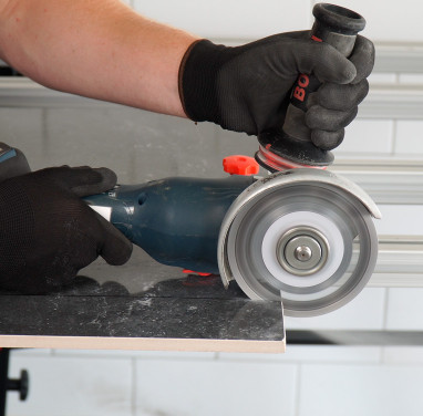 Winkelschleifer statt Fliesenschneider: sauberes Schneiden von Keramik und Feinsteinzeug