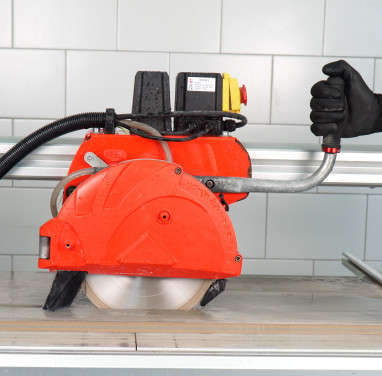 Vom Fliesenschneider bis zur Steinschneidemaschine: womit und wie Granit sägen