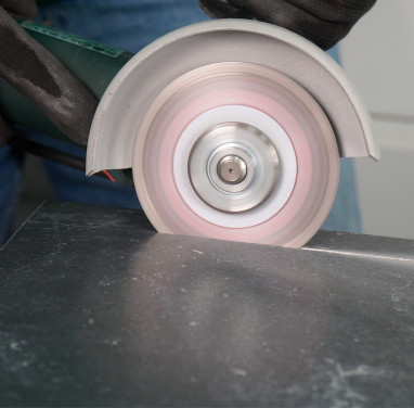 Saubere Kante ohne Kompromisse: Technik zum Schneiden von Feinsteinzeug mit dem 125-mm-Winkelschleifer